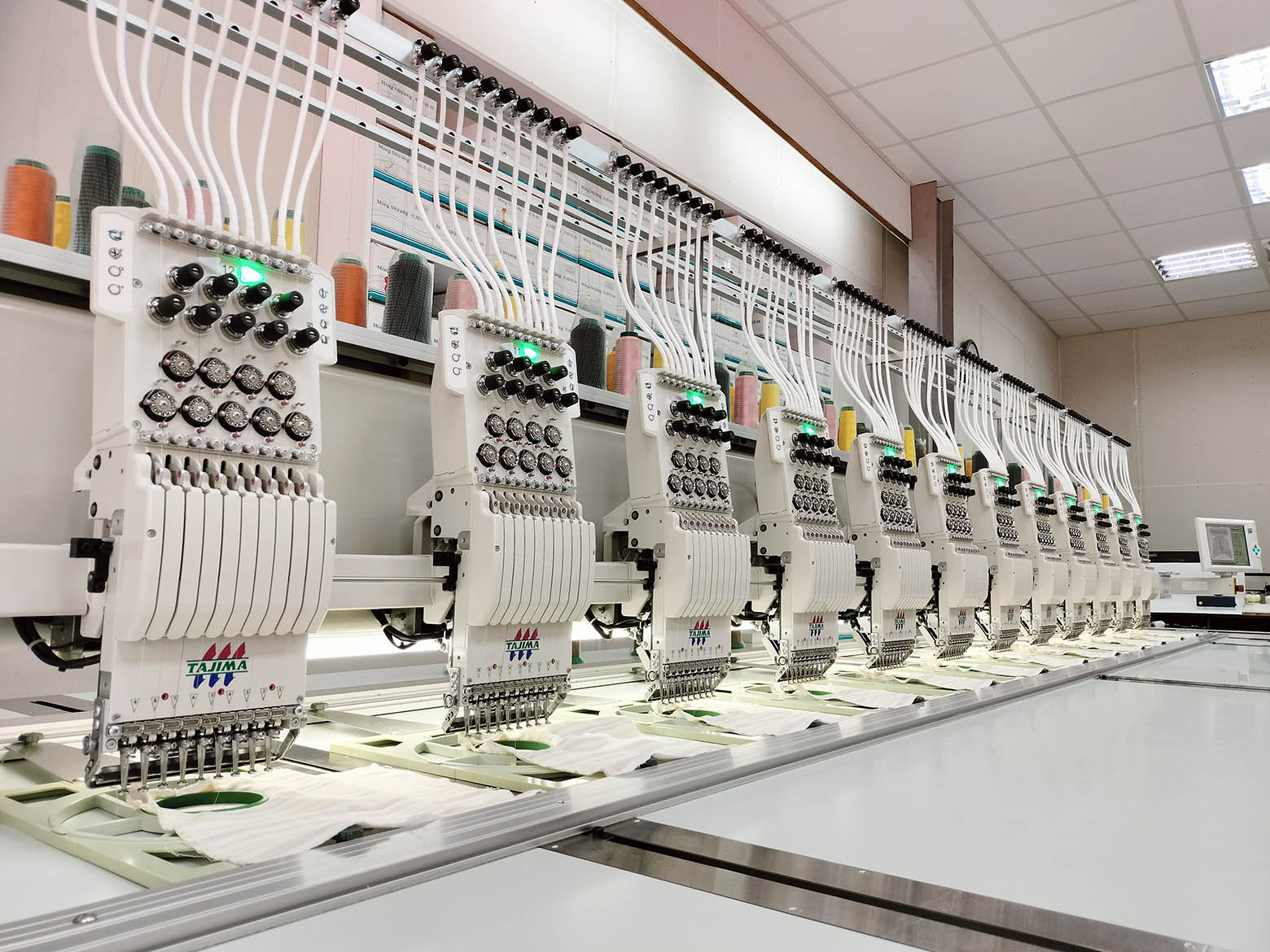 Tajima 十二頭電腦刺繡機同步進行毛巾繡花量產