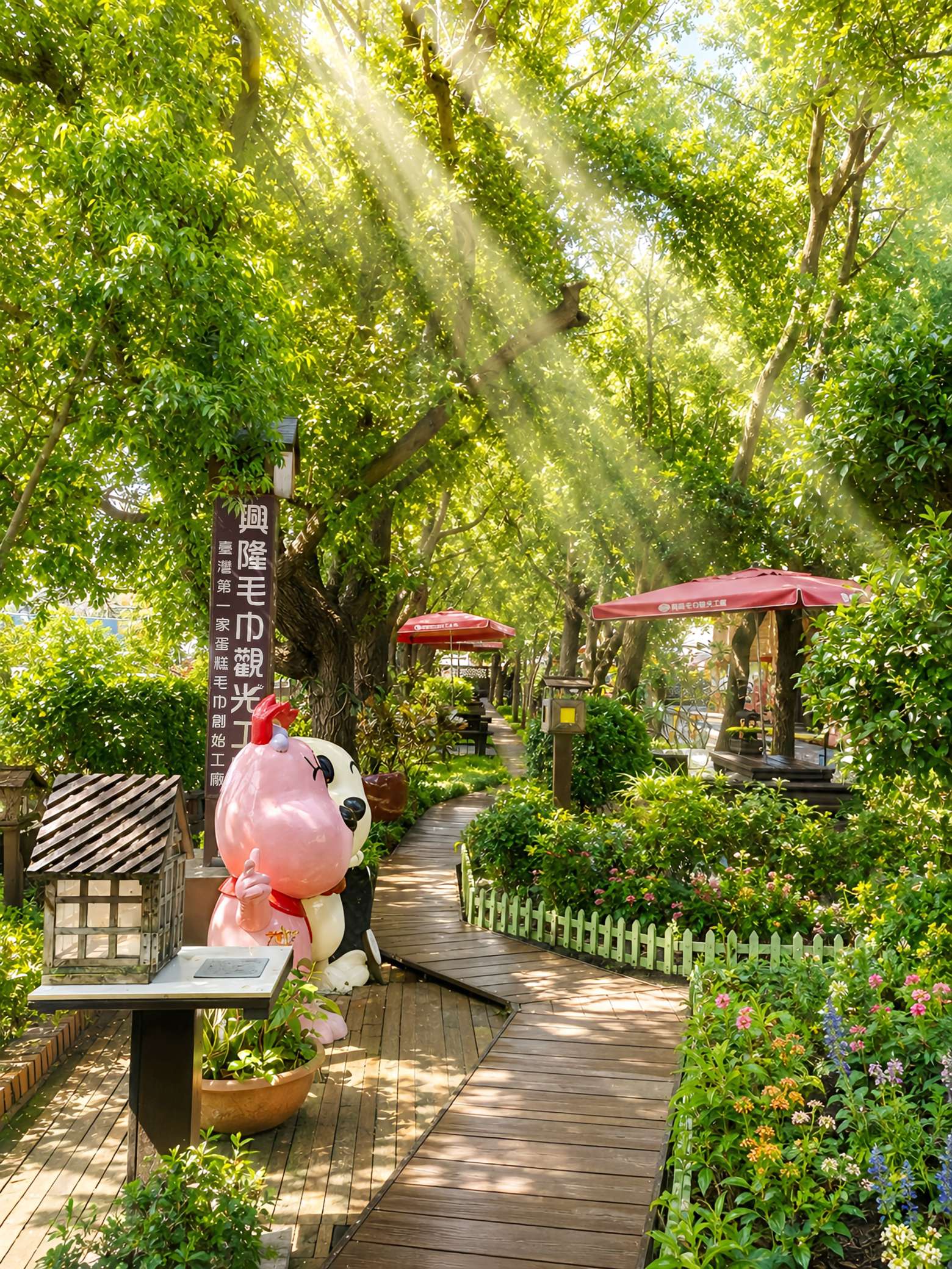 楓香樹林中的木棧道與庭園景觀