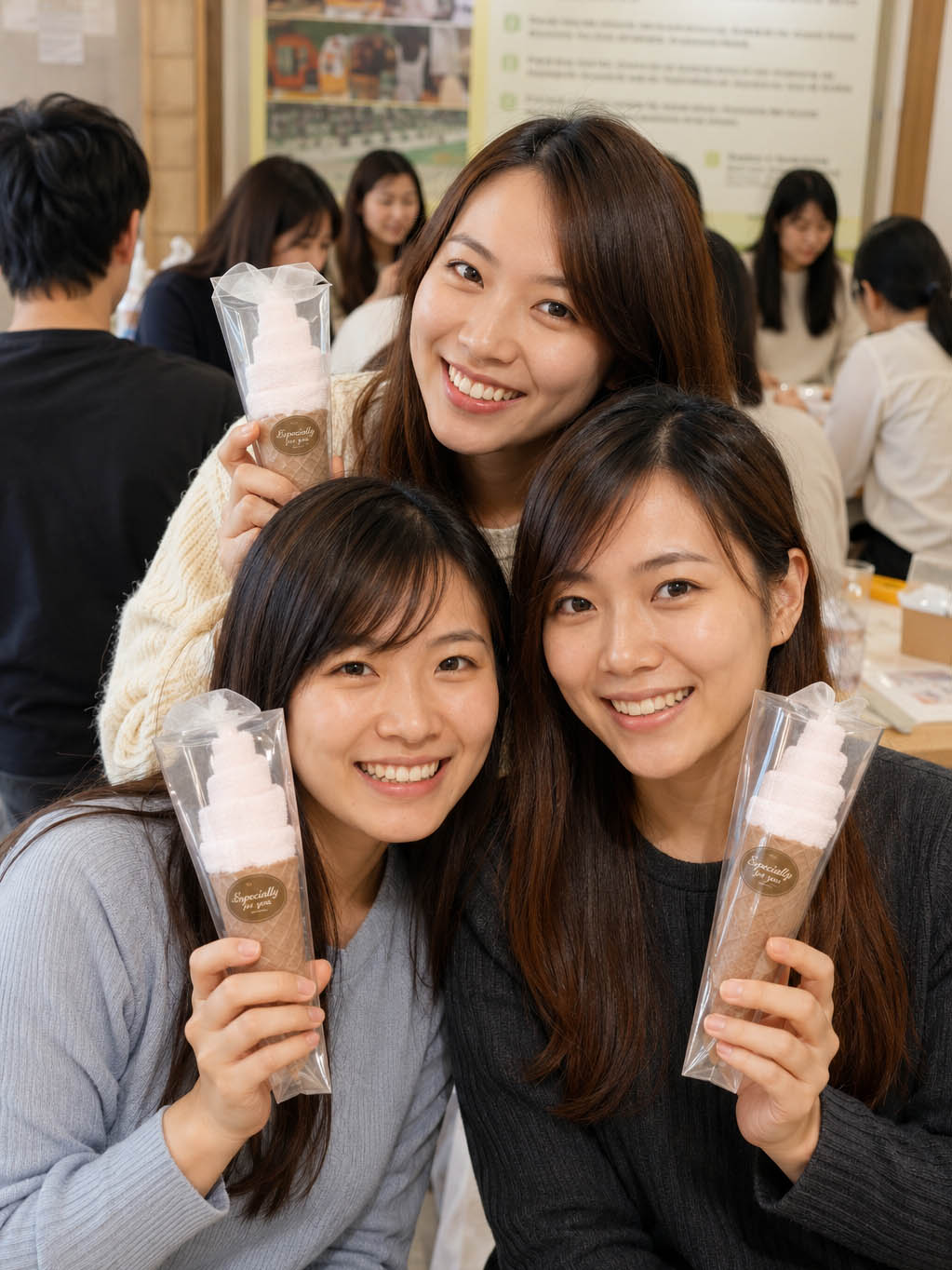 遊客展示完成的冰淇淋造型毛巾