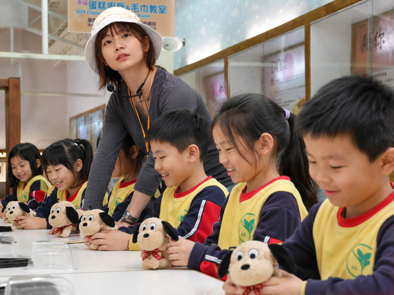 孩子在老師陪伴下完成造型毛巾DIY