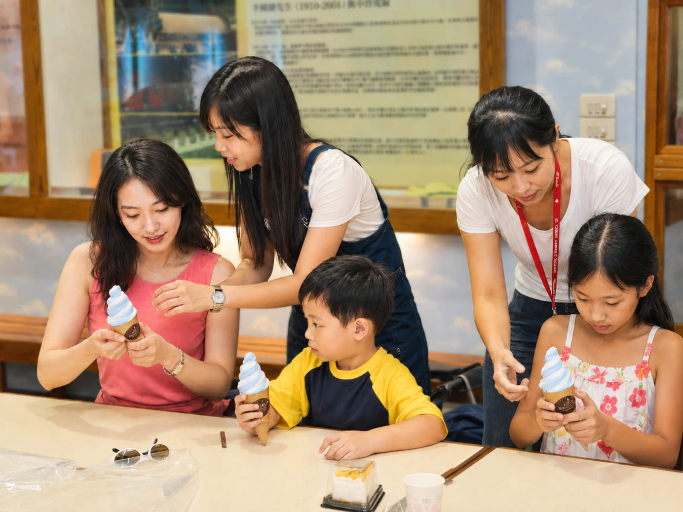家長陪伴孩子共同製作造型毛巾
