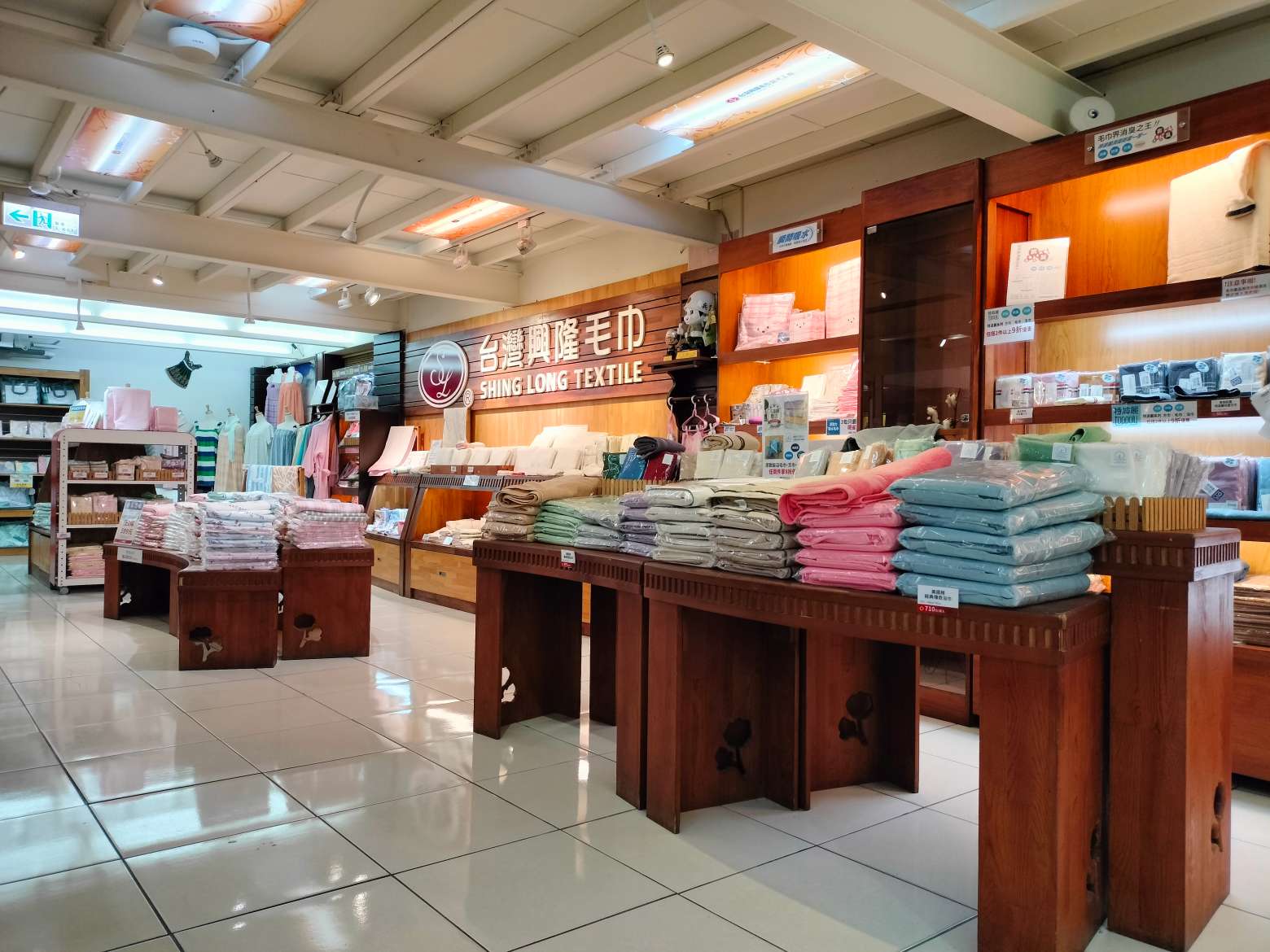 毛巾生活展館內大量不同尺寸與顏色的毛巾產品