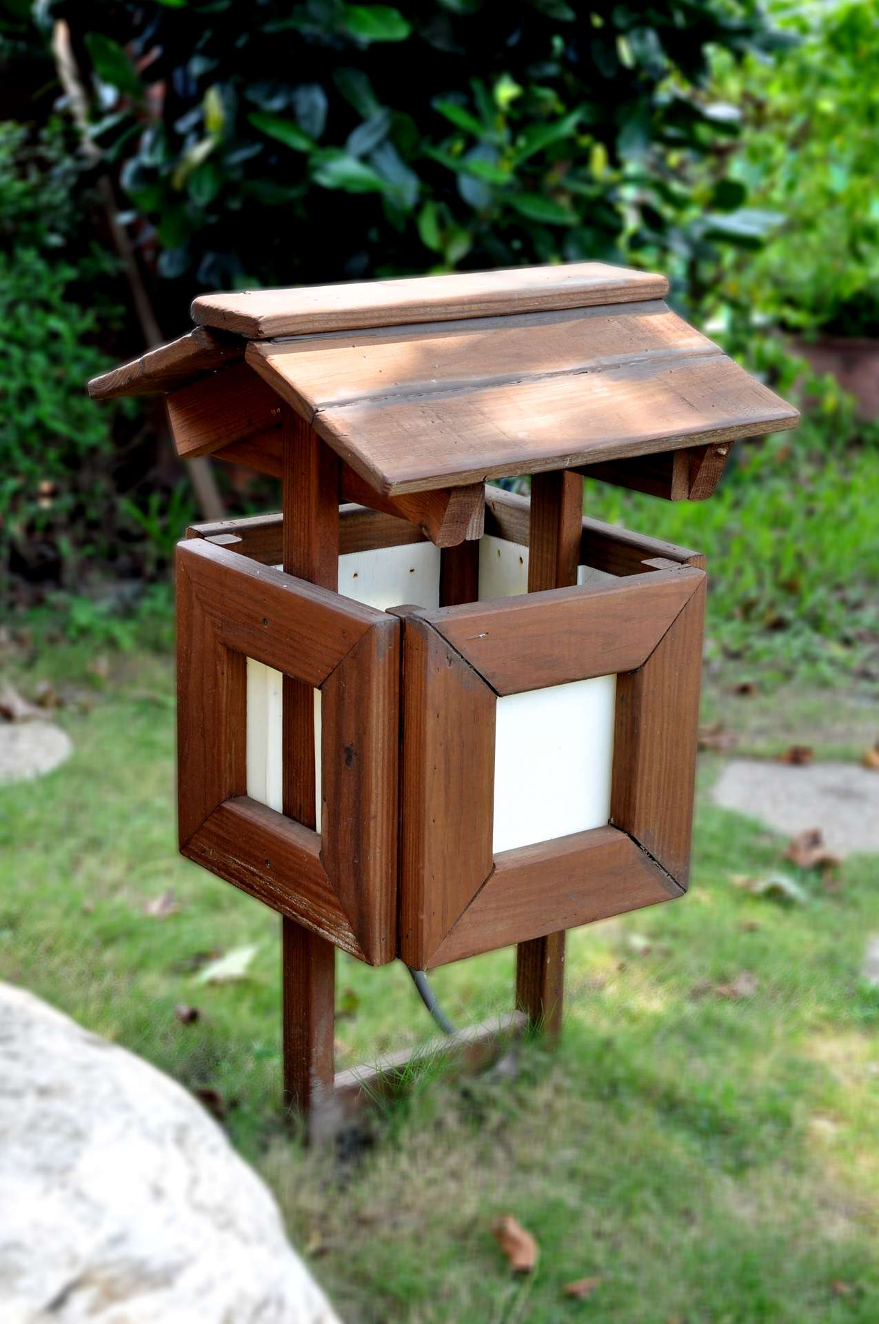 南方松製作的小型庭園燈