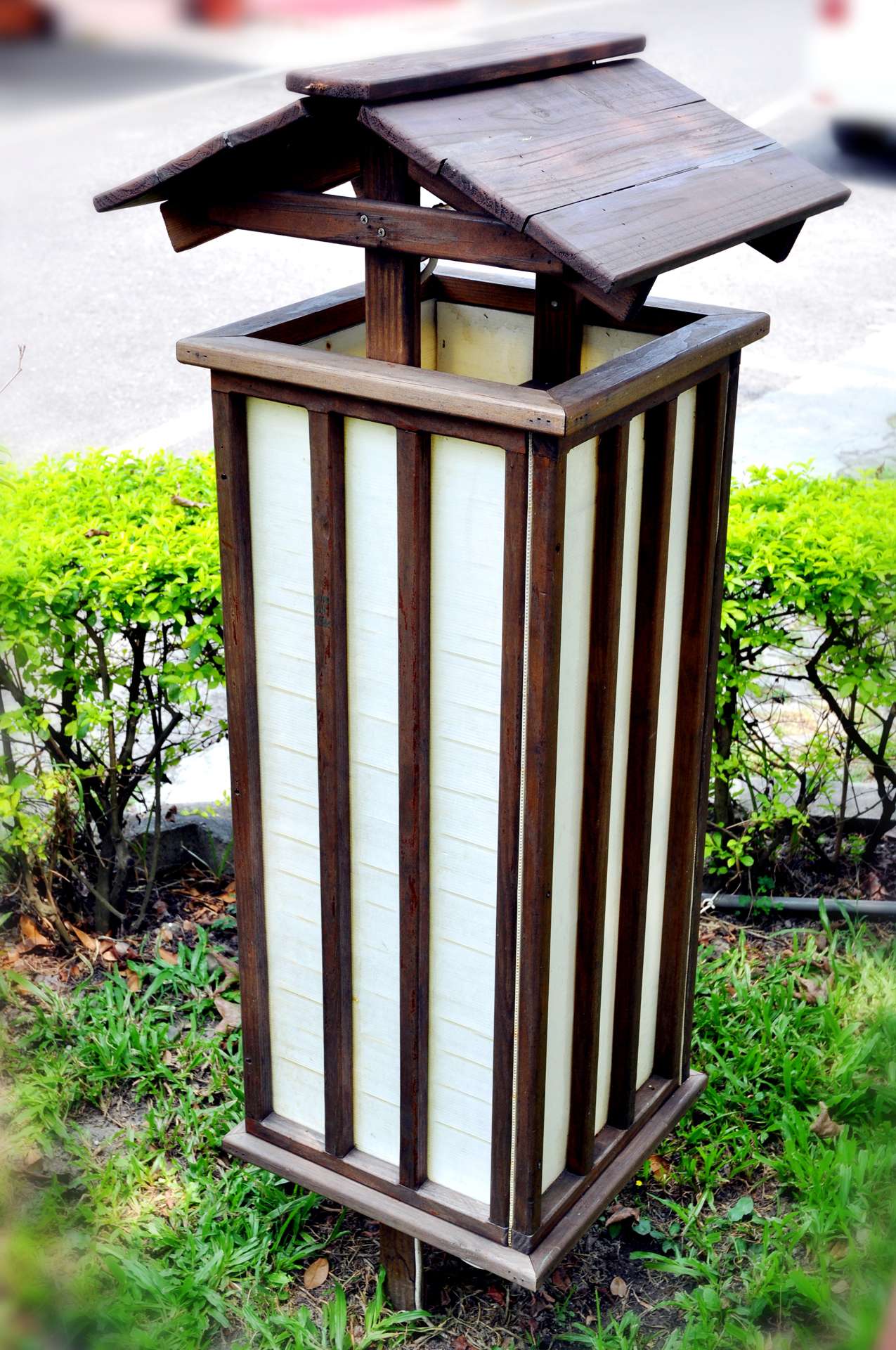 南方松製作的大型庭園燈